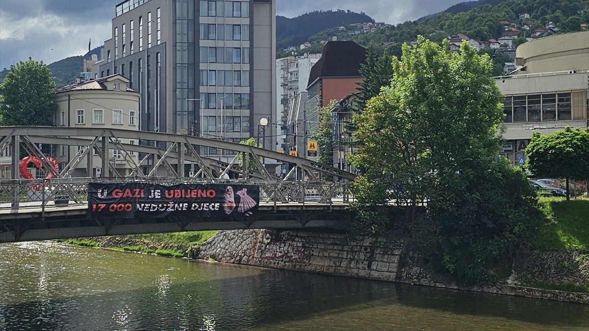 Transparent sadrži i potresne slike na kojima se može vidjeti umotano tijelo djeteta prekriveno krvavom plahtom i dječja haljinica s tragovima krvi.