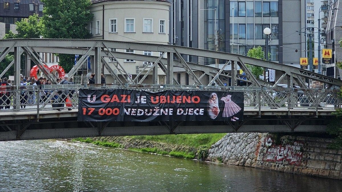 Transparent sadrži i potresne slike na kojima se može vidjeti umotano tijelo djeteta prekriveno krvavom plahtom i dječja haljinica s tragovima krvi.