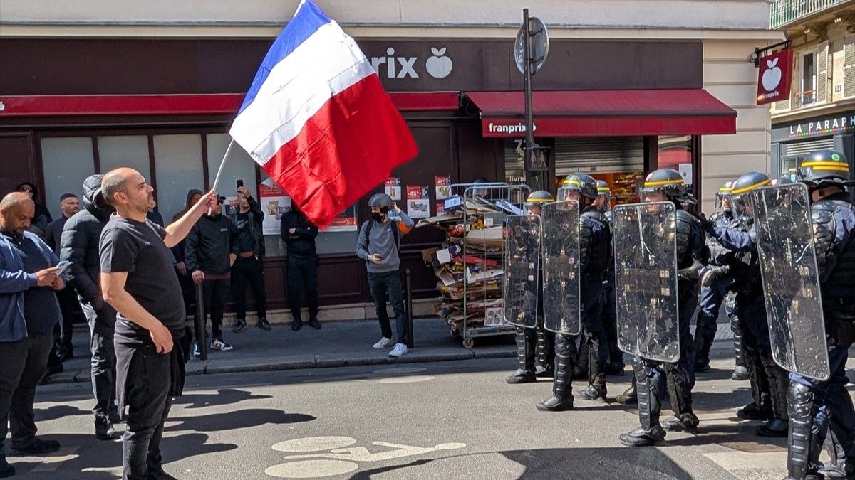 Masovni protesti u Parizu: Vozači pale gume, policija više puta koristila suzavac