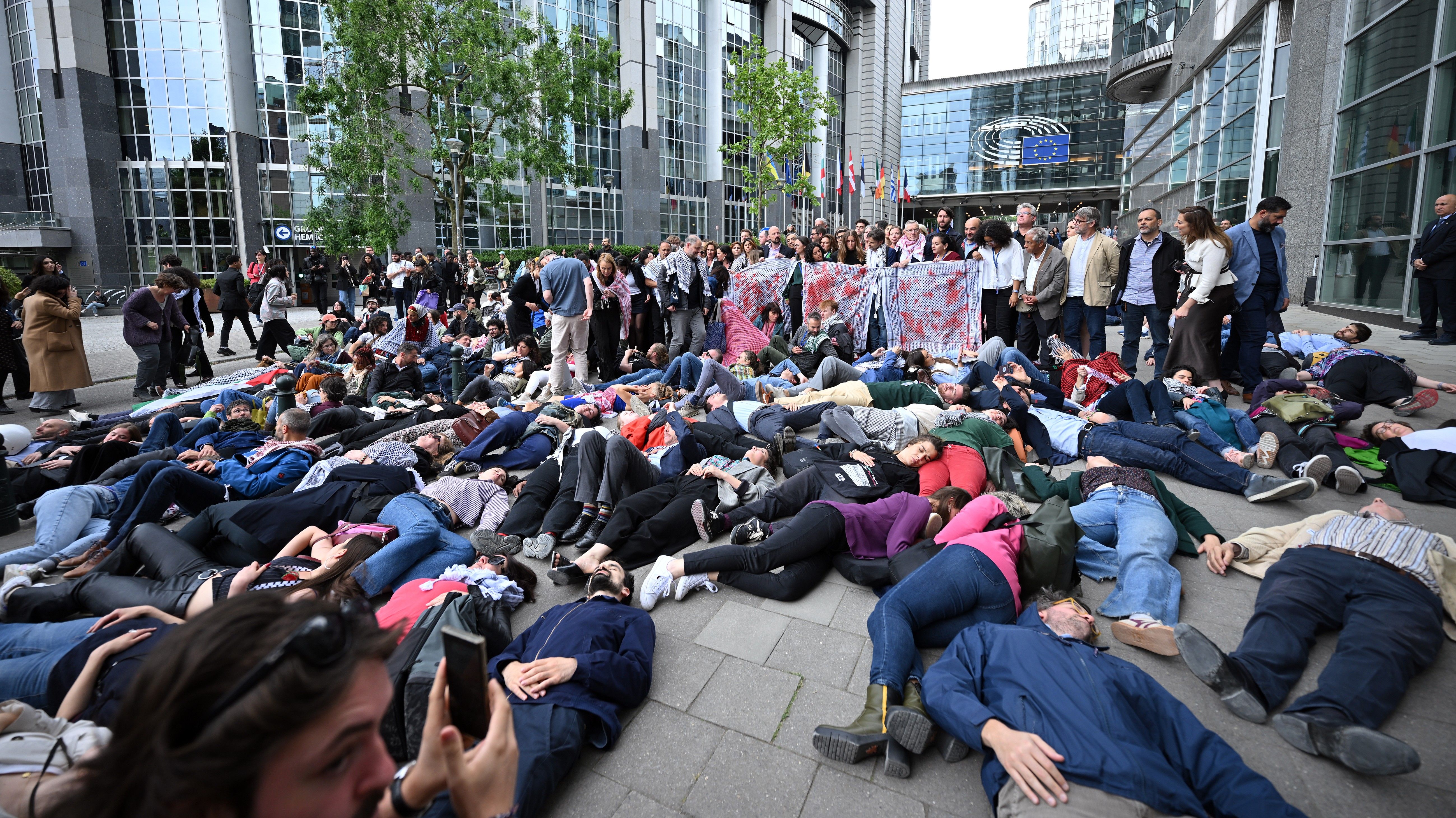 Aktivisti leže na tlu ispred Evropskog parlamenta u znak protesta protiv izraelskih napada na Gazu