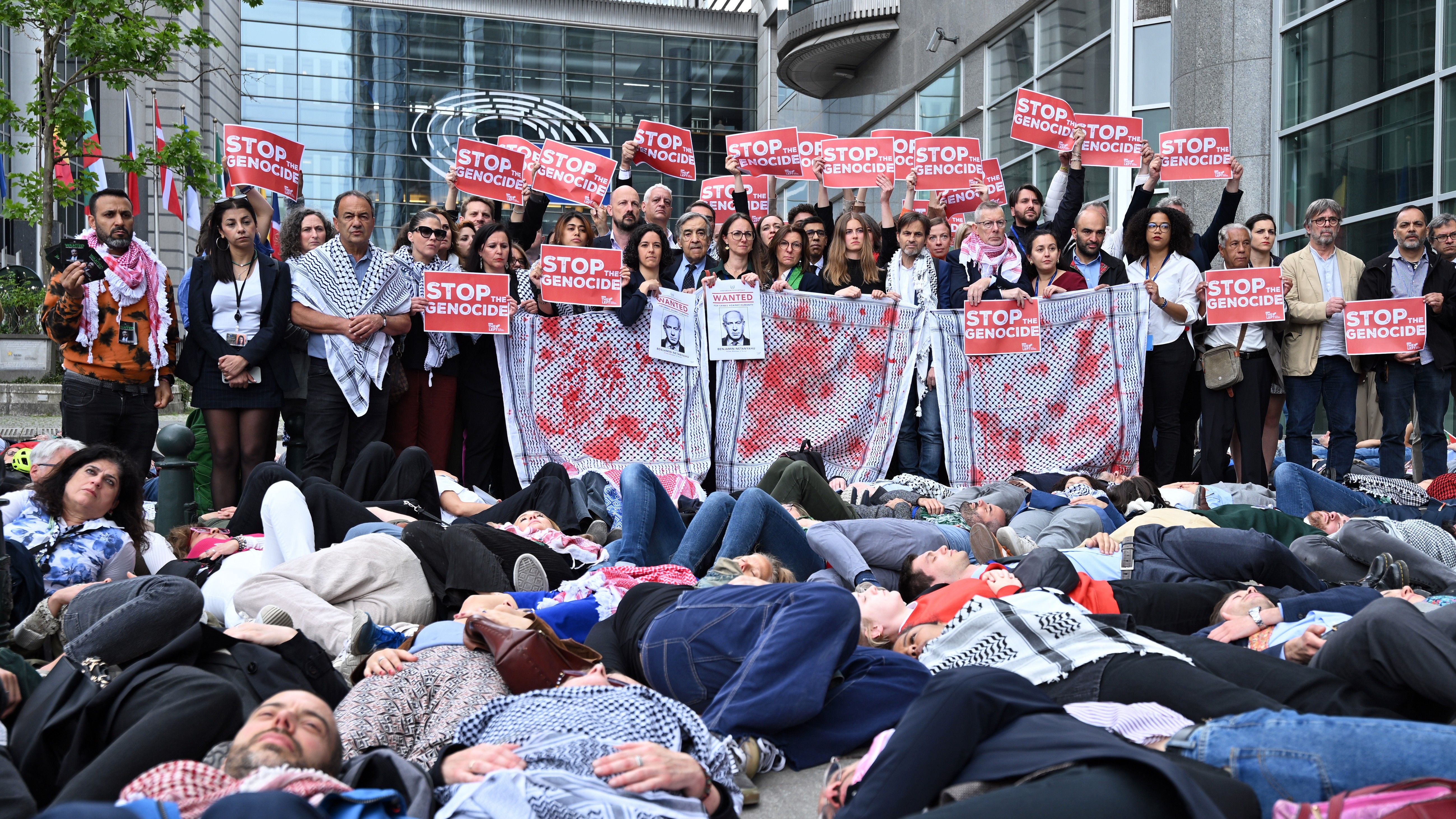 Aktivisti leže na tlu ispred Evropskog parlamenta u znak protesta protiv izraelskih napada na Gazu