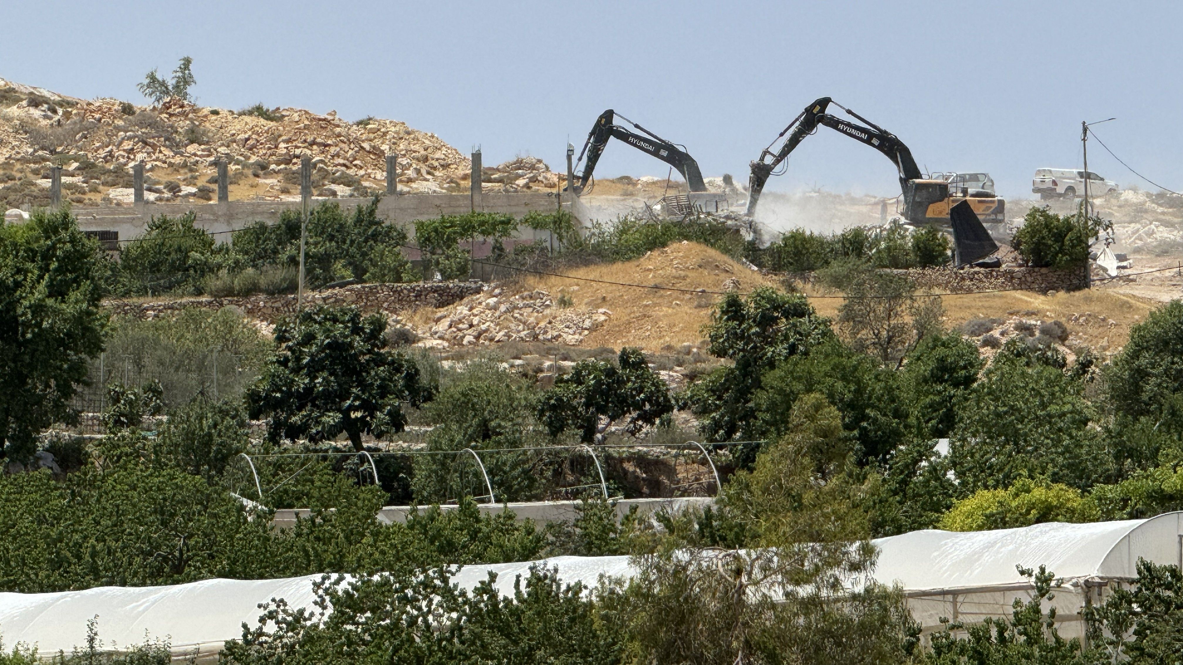 Ilegalni izraelski doseljenici spaljuju palestinska polja, bagerima ruše sve pred sobom
