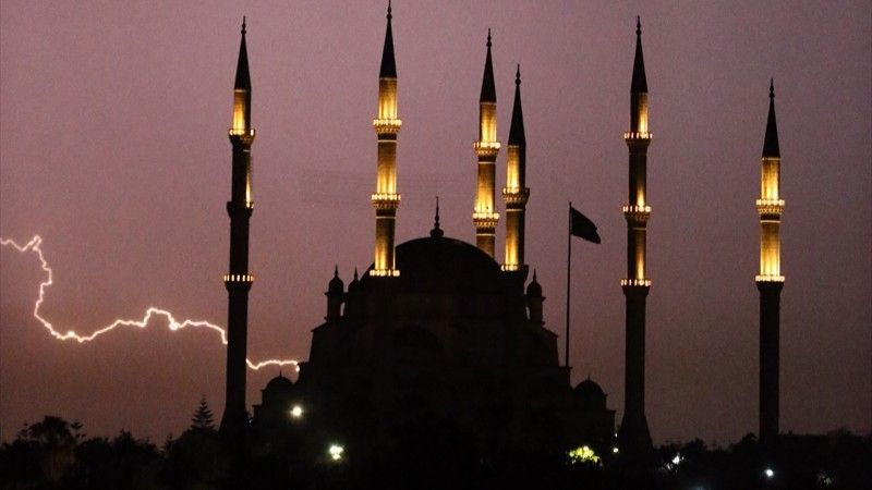 Džamija ima šest munara, po uzoru na Plavu džamiju u Istanbulu, i može primiti oko 20.000 vjernika. 