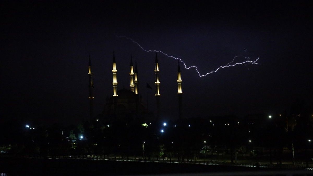 Munje iznad Centralne džamije u turskoj Adani 