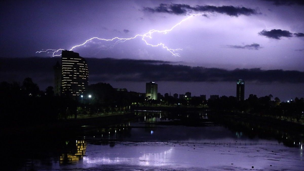 Munje iznad Centralne džamije u turskoj Adani 