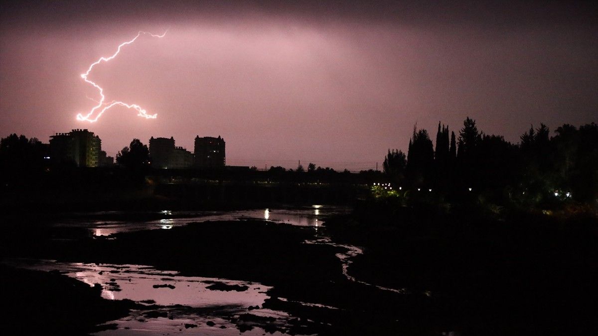 Džamija ima šest munara, po uzoru na Plavu džamiju u Istanbulu, i može primiti oko 20.000 vjernika. 