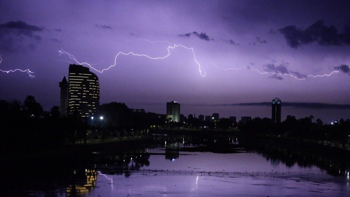 Džamija ima šest munara, po uzoru na Plavu džamiju u Istanbulu, i može primiti oko 20.000 vjernika. 