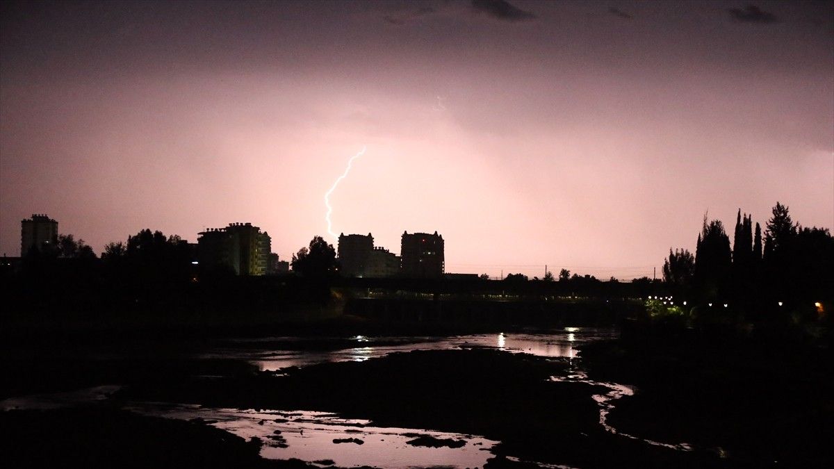 Džamija ima šest munara, po uzoru na Plavu džamiju u Istanbulu, i može primiti oko 20.000 vjernika. 