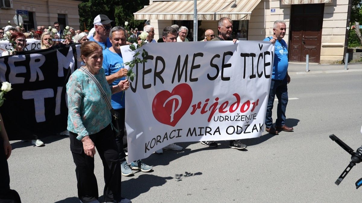 Dan bijelih traka u Prijedoru i dalje ostaje simbol borbe za priznanje zločina i dostojanstveno sjećanje na nevine civilne žrtve...