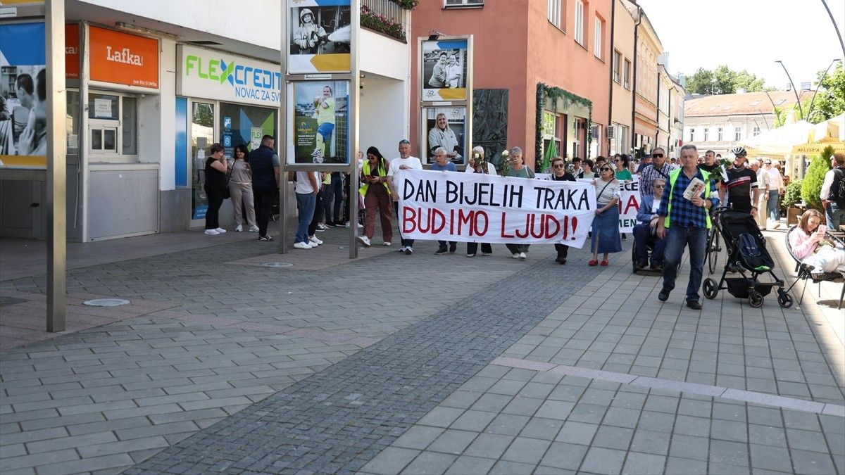 Dan bijelih traka u Prijedoru i dalje ostaje simbol borbe za priznanje zločina i dostojanstveno sjećanje na nevine civilne žrtve...
