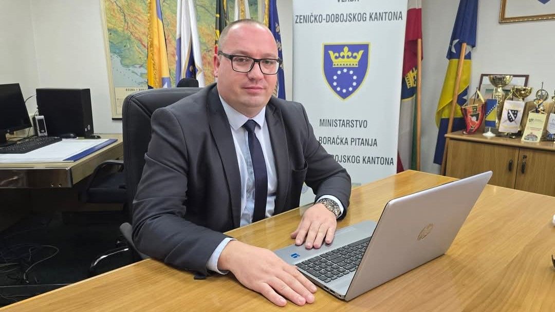 Stipendije se isplaćuju u osam jednakih rata, a iznose 1.000 KM za prvu godinu studija, odnosno brucoše te 1.400 KM za drugu i više godine studija.