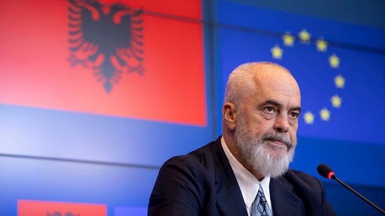 Ankete pokazuju da Rama uvjerljivo vodi nad Berishom, koji je oslabljen optužbama za korupciju. 