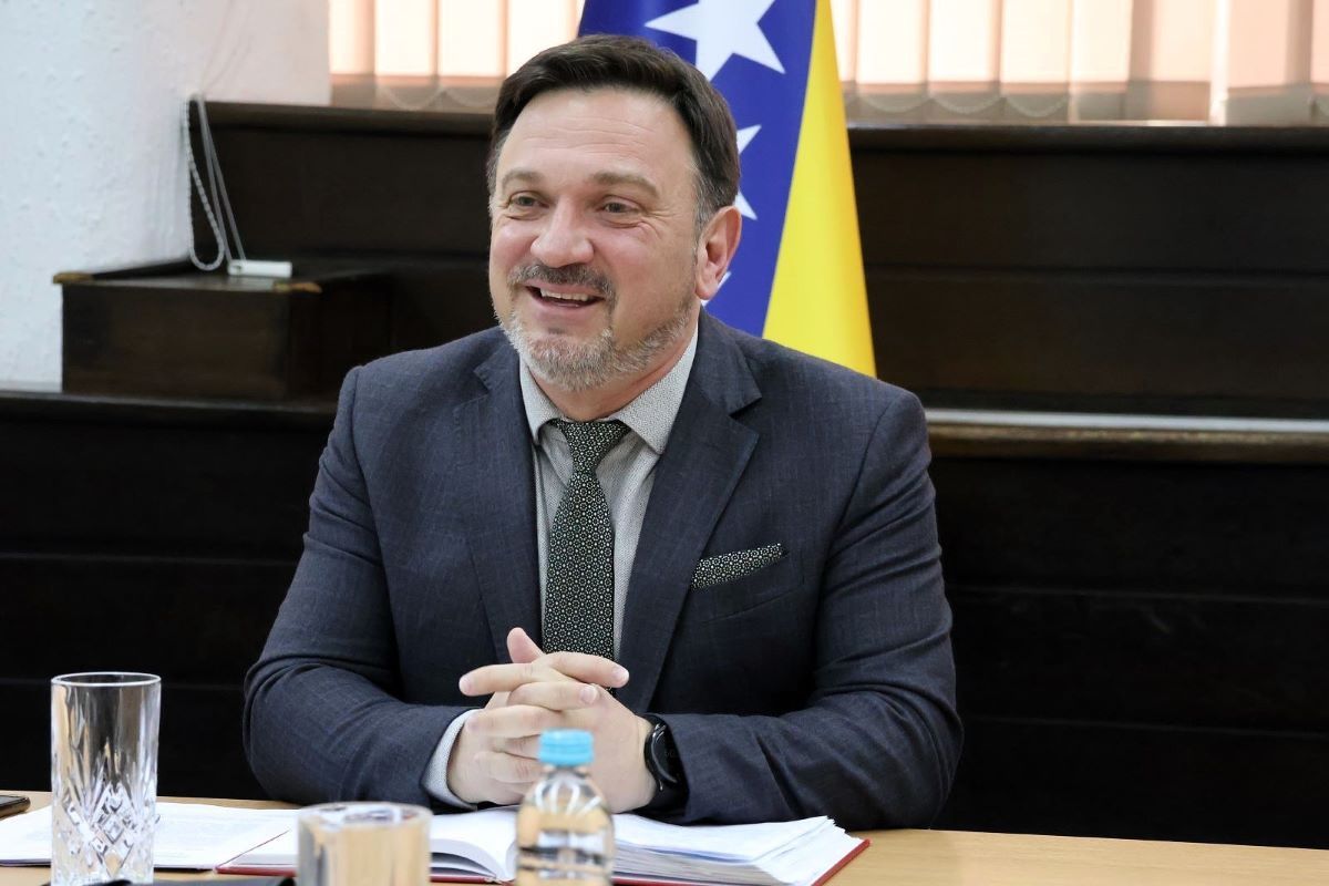 Dok građani jedva preživljavaju, Vlada Federacije BiH slavi uspjehe koje niko ne vidi