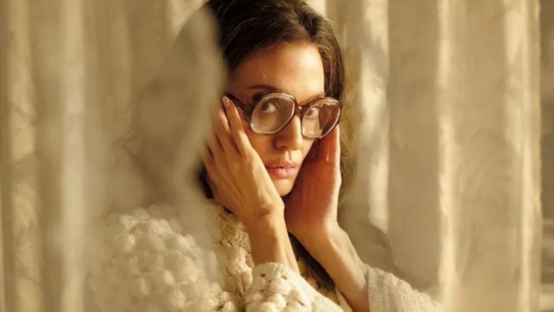 Roman "Anksiozni ljudi" bavi se neobičnom situacijom sa taocima tokom razgledanja stana, gdje svjedoci kasnije iznose različite verzije događaja