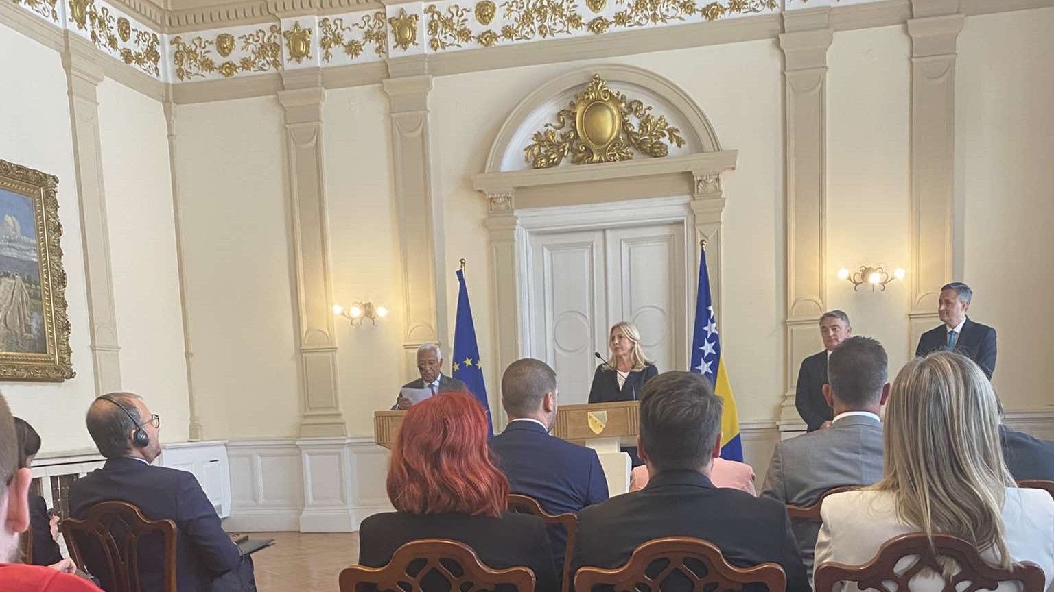 Costa je kazao da je važno da se spuste tenzije i da politički lideri zajedno rade na očuvanju mira i stabilnosti.