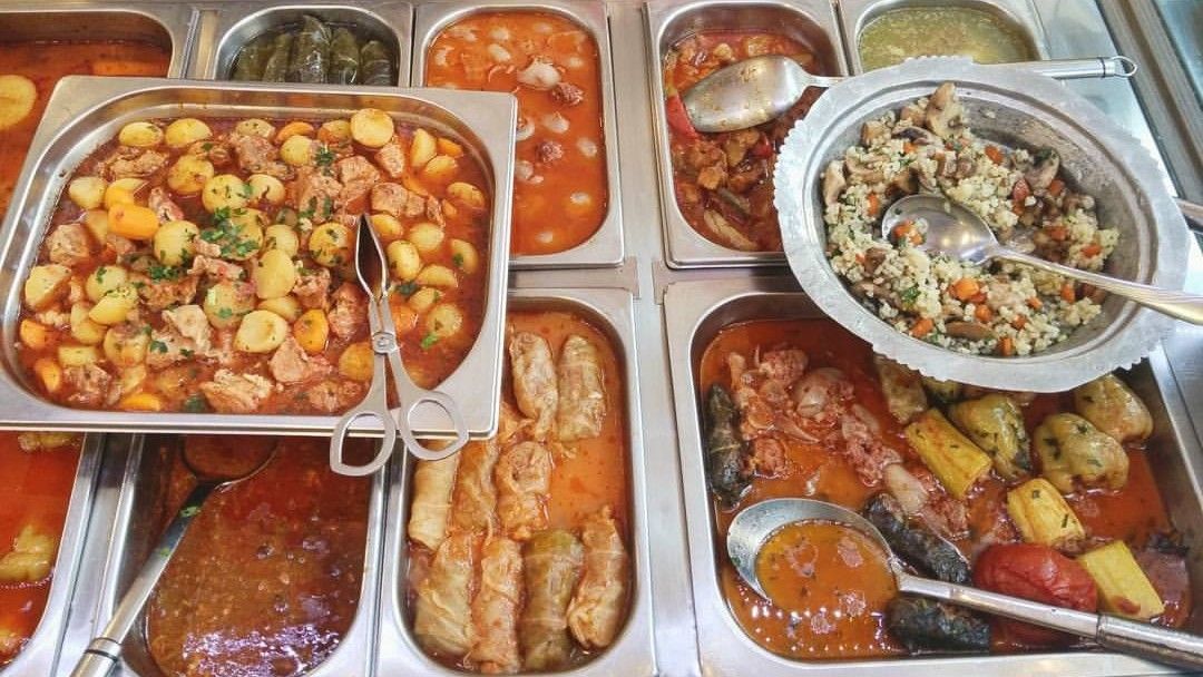 Za analizu je uzet 81 uzorak hrane i 138 briseva sa različitih površina, opreme, ruku i odjeće uposlenih.