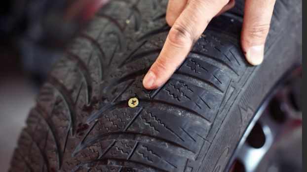 Ukoliko se ekser ili šaraf zabio u gazni sloj gume, nastaju problemi. Šta učiniti ako je oštar predmet zaglavljen u gumi automobila?
