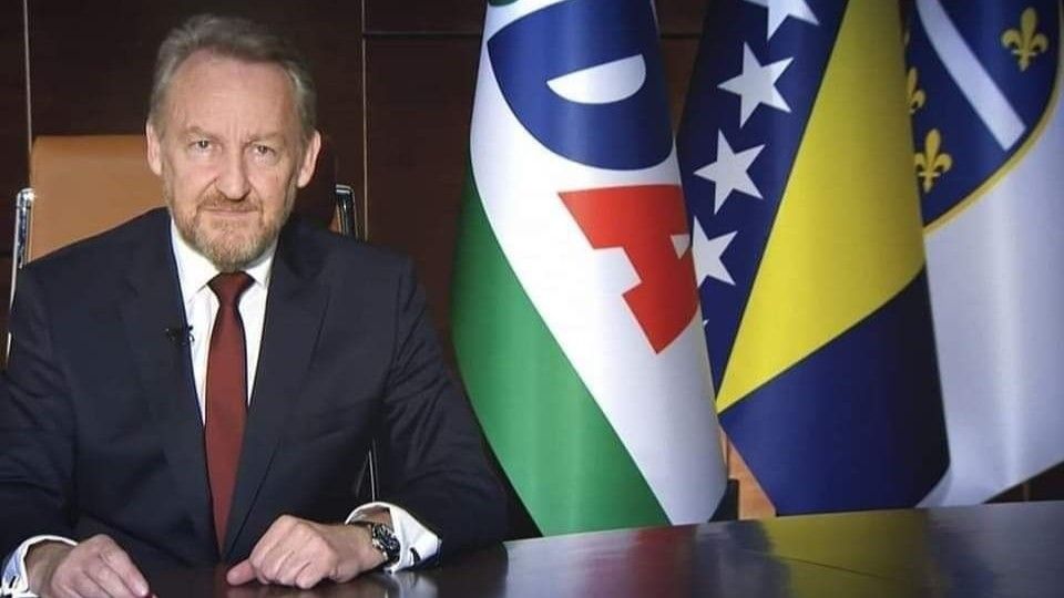 Izetbegović je naglasio da sprega SNSD-a i HDZ-a i dalje blokira napredak BiH, posebno u Parlamentarnoj skupštini.