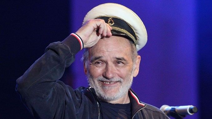 Već na početku se istakao pjesmom 'Panonski mornar', koja je postala neformalna himna njegovog stvaralaštva