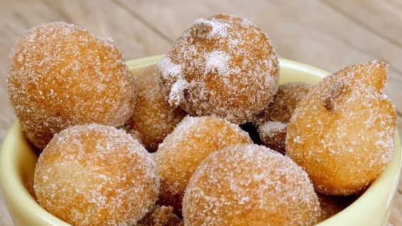 Za ovaj jednostavan desert, ne trebaju vam jaja ni kvasac – dovoljno je imati banane, brašno, prašak za pecivo i malo ulja. Cijeli postupak traje svega pet minuta.