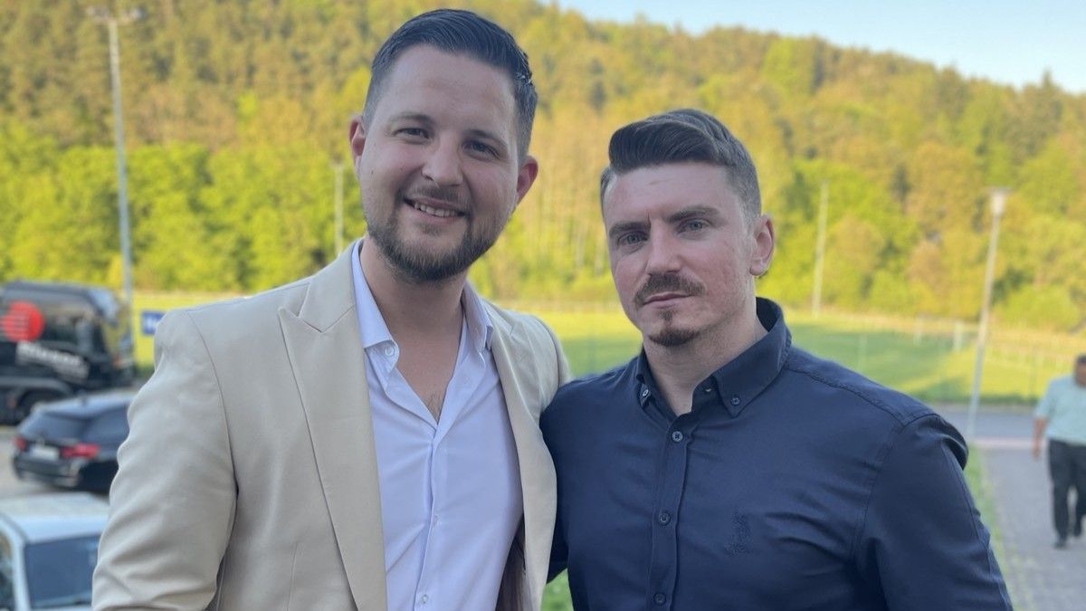Kako Edin isto tako i njegova supruga Adelina nisu žalili novca, bakšiša za pjevače, muzičare, ali ništa manje za njima nije zaostajao i mladoženja Hajdin.