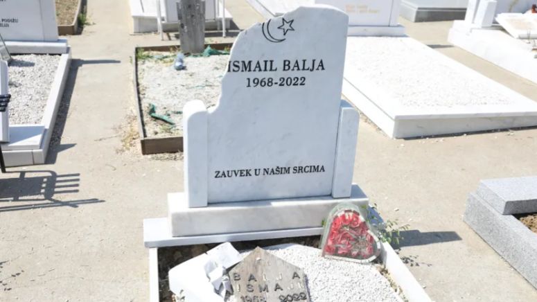 Više nepoznatih osoba izlomilo je fotografije ljudi koji su tu sahranjeni, a na većini oskrnavljenih nišana najviše su oštećeni polumjesec i zvijezda 