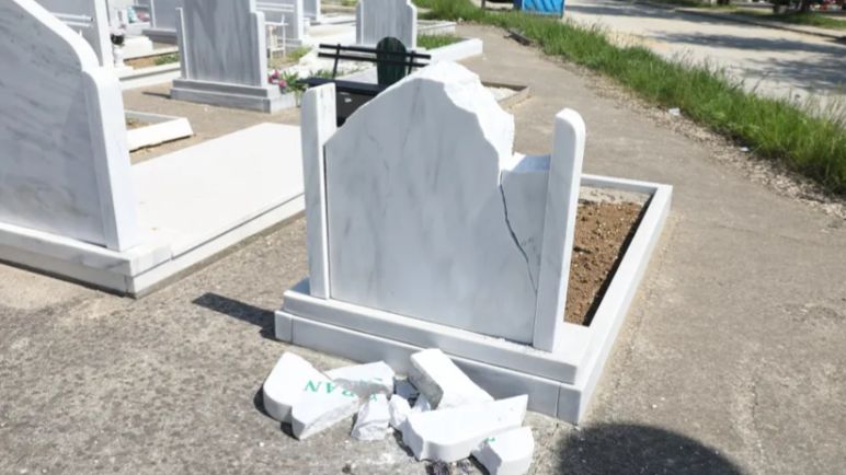 U Beogradu oskrnavljeno više od 30 nišana: Rušili i skidali polumjesece i zvijezde
