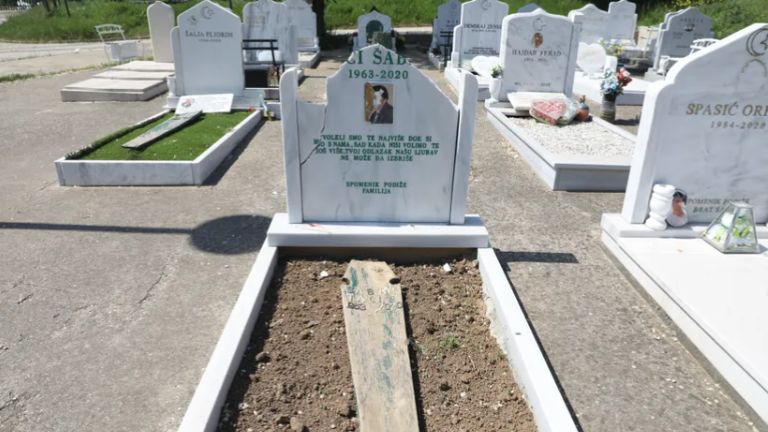 Više nepoznatih osoba izlomilo je fotografije ljudi koji su tu sahranjeni, a na većini oskrnavljenih nišana najviše su oštećeni polumjesec i zvijezda 