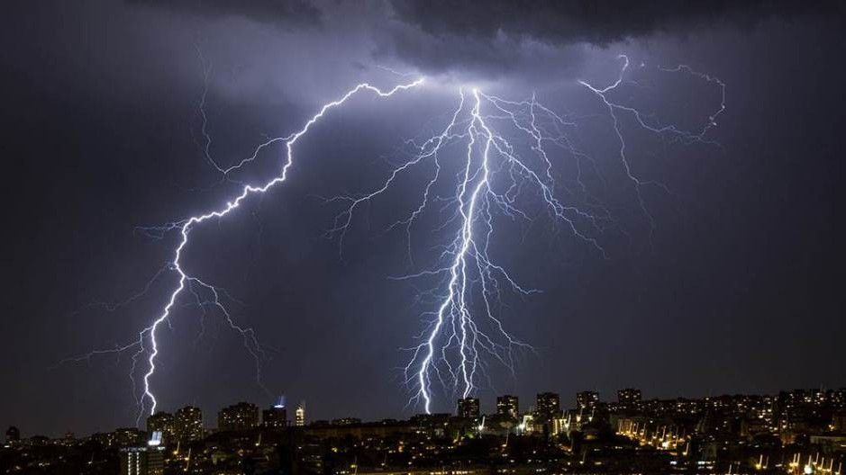 Superćelije su posebno opasne jer donose olujno nevrijeme, obilne padavine koje mogu izazvati bujične poplave, grmljavinu, tuču, olujni i vrtložni vjetar (tornado)