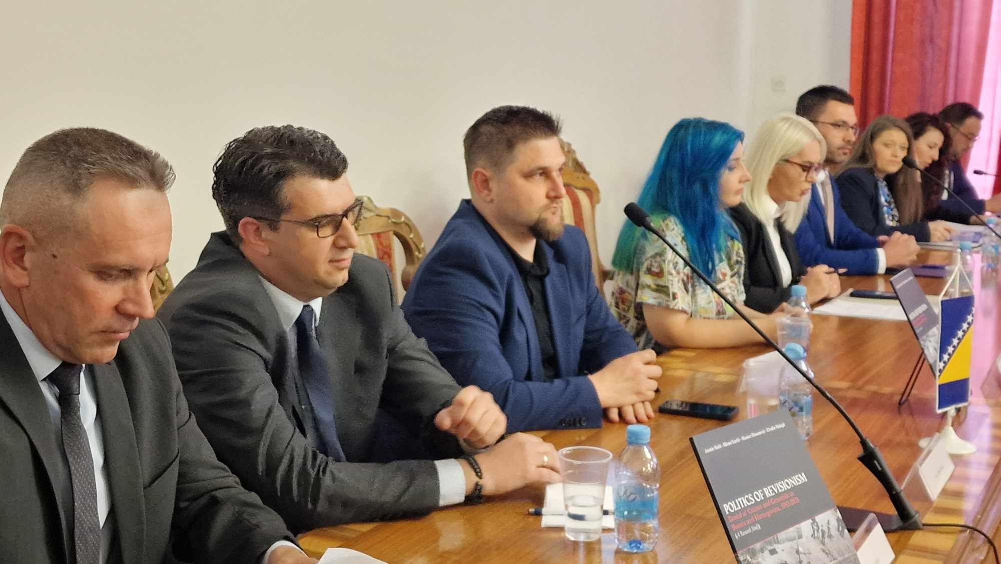 "Politika revizionizma" obuhvata najznačajnije primjere negiranja zločina i genocida. Daje odgovor kako se boriti protiv toga.