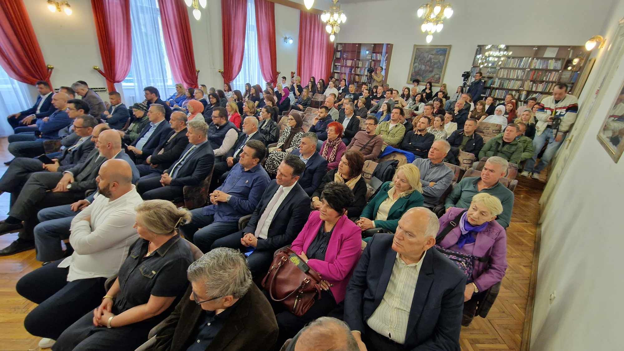 "Politika revizionizma" obuhvata najznačajnije primjere negiranja zločina i genocida. Daje odgovor kako se boriti protiv toga.