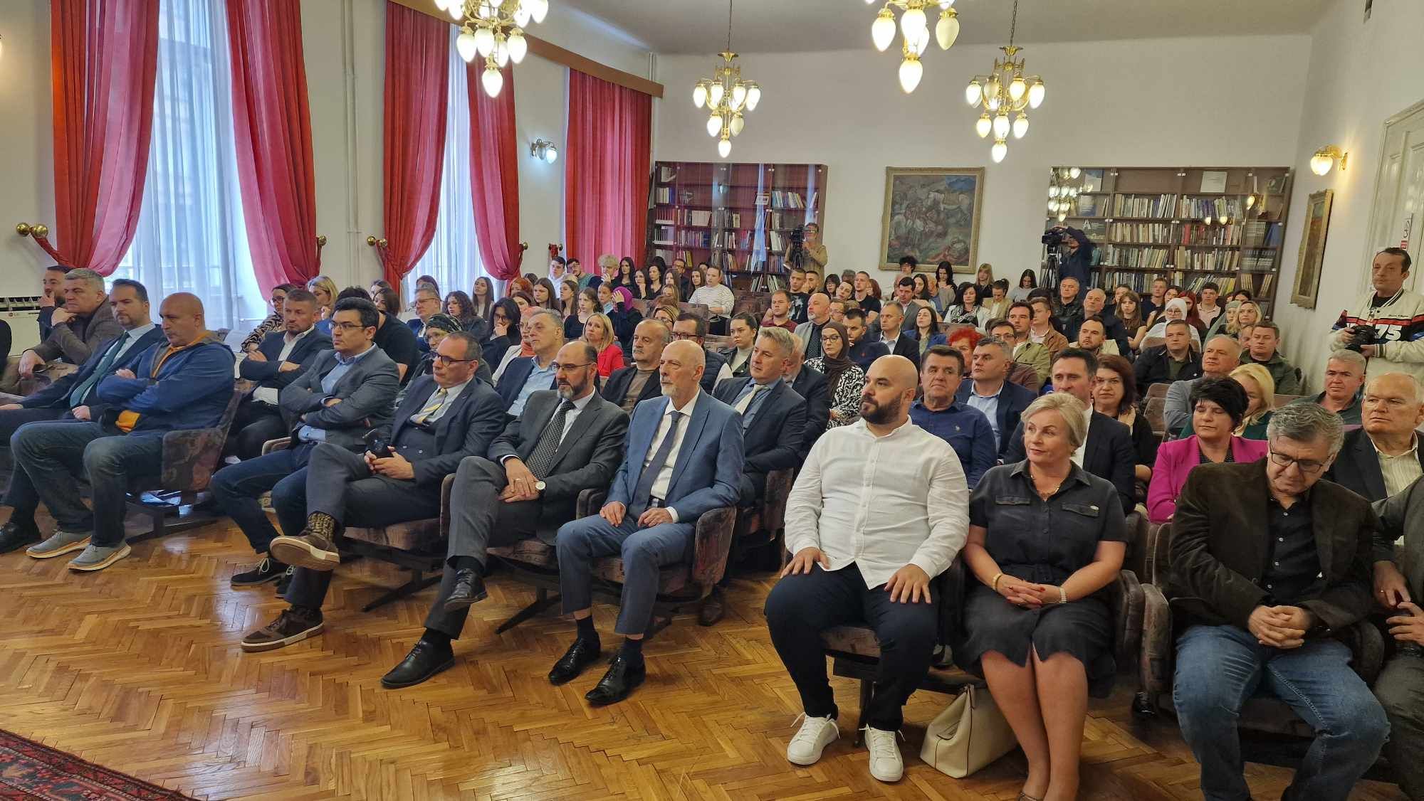 "Politika revizionizma" obuhvata najznačajnije primjere negiranja zločina i genocida. Daje odgovor kako se boriti protiv toga.