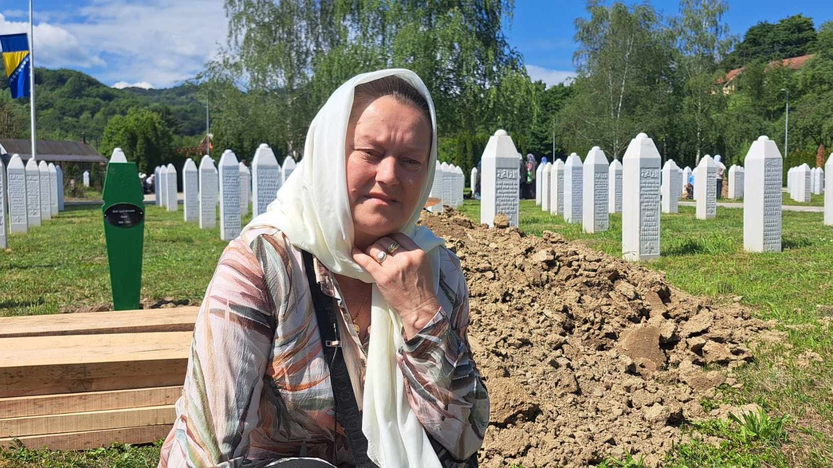Kraj iskopanog kabura sjedila je Mevlija, maramom i rukama nije mogla skriti suzne oči