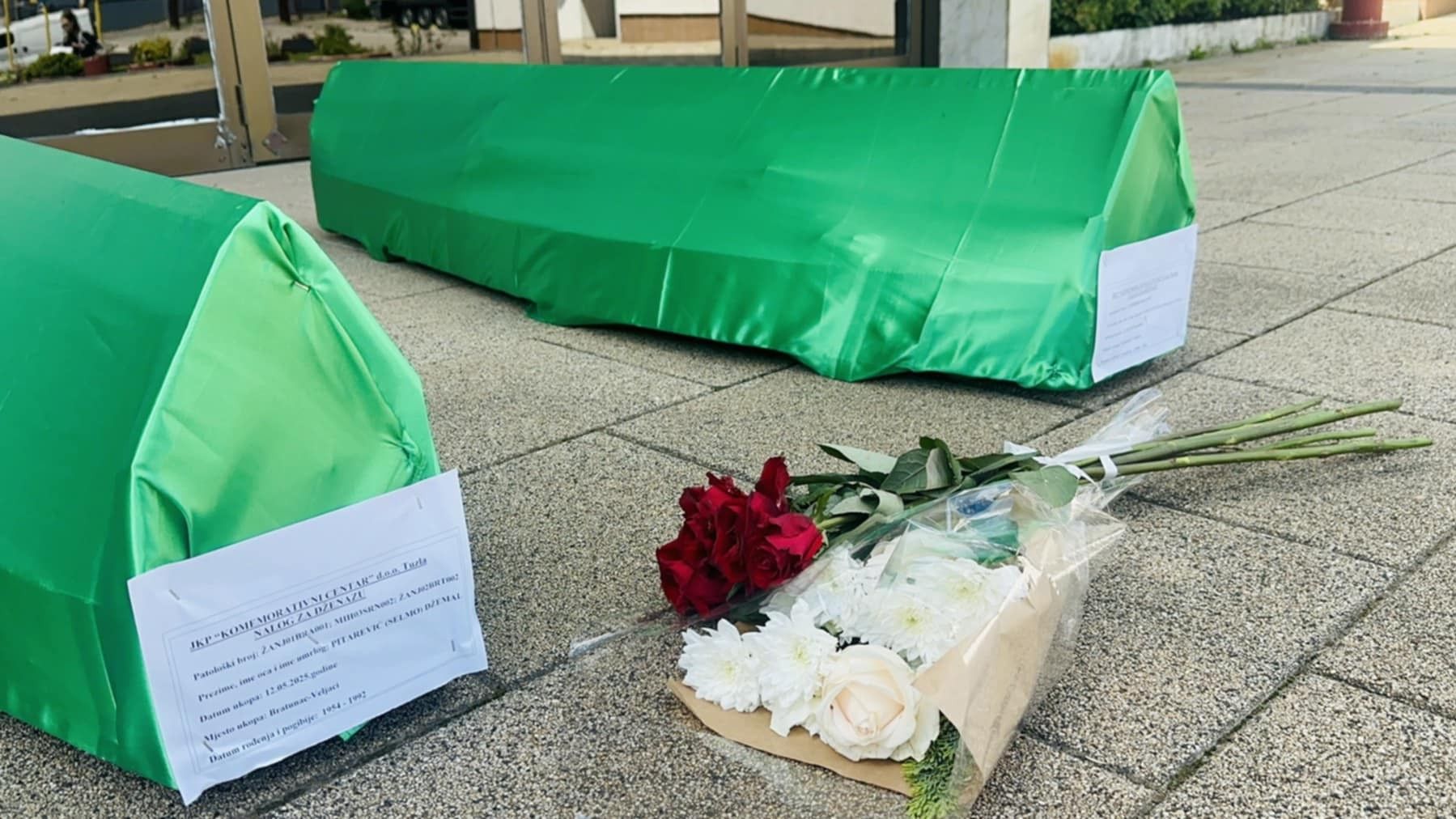 Na ispraćaju u Tuzli okupili su se članovi porodica, prijatelji, građani i predstavnici institucija, odajući počast žrtvama 