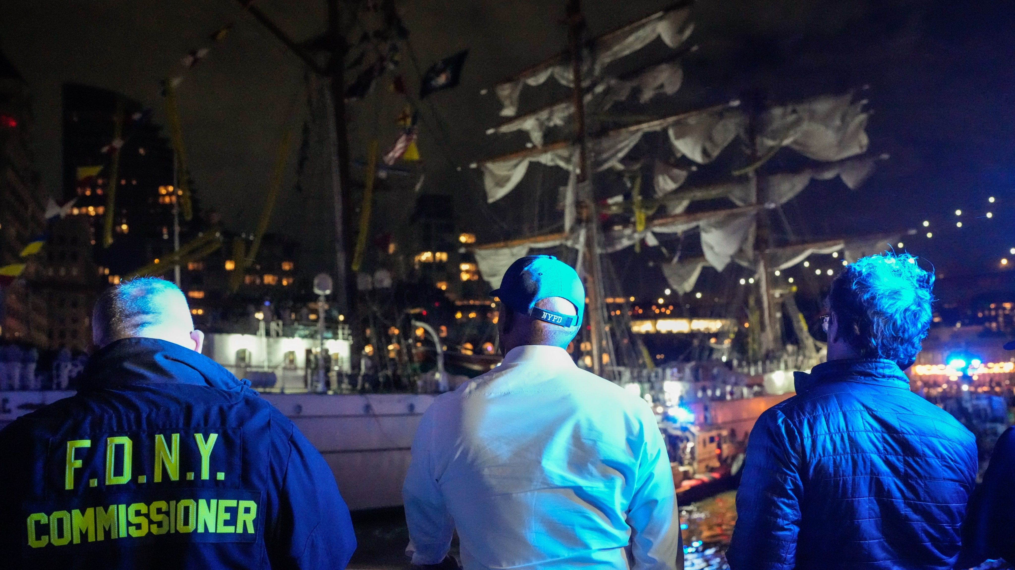 Brojni pomorski kadeti odjeveni u bijele uniforme mogli su se vidjeti kako se nalaze na palubi.