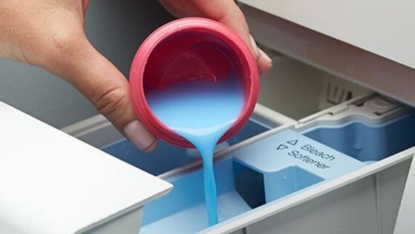 Postoji nekoliko grešaka koje se mogu izbjeći kada je pranje veša u pitanju, a korišćenje previše omekšivača je najuobičajenija greška.