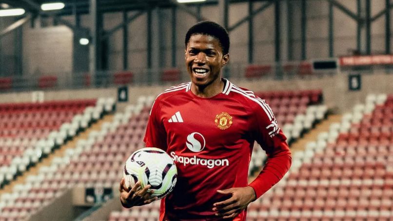 Sa 17 godina i 156 dana, mlađi je od Masona Greenwooda (17 godina, 233 dana) kada je bivši napadač "Crvenih đavola" započeo utakmicu protiv Cardiff Cityja 2019. godine.