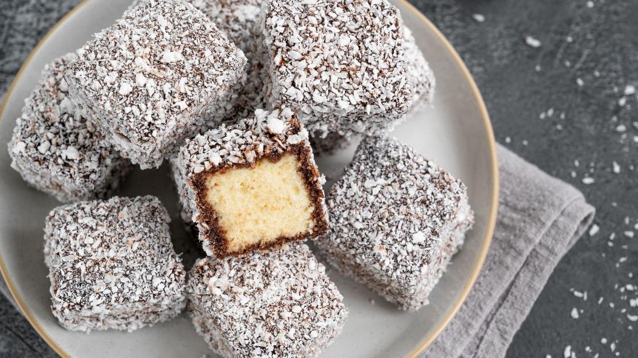 Svaku kocku biskvita umočite u čokoladu, pa zatim uvaljajte u kokosovo brašno