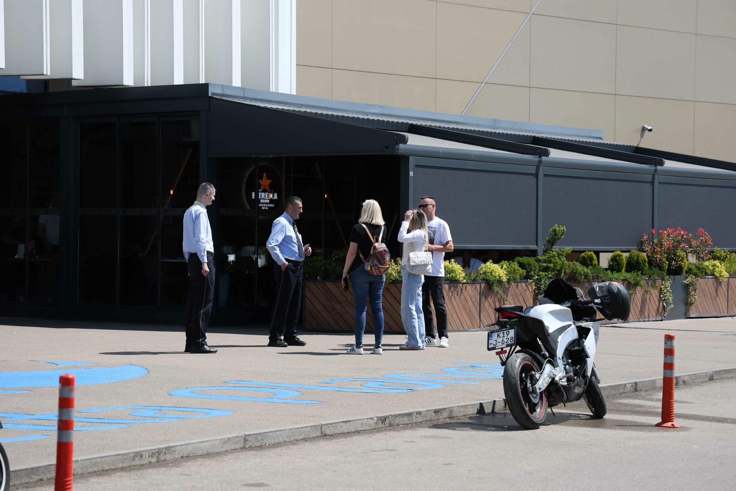 Svi posjetioci i radnici Tržnog centra Delta u Banjoj Luci hitno su evakuisani nakon što se oglasio alarm. 