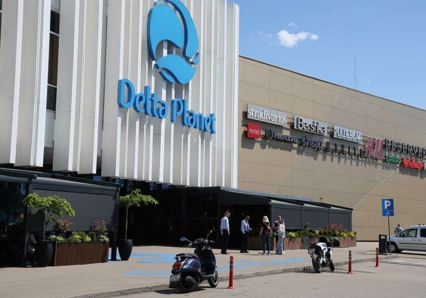 Svi posjetioci i radnici Tržnog centra Delta u Banjoj Luci hitno su evakuisani nakon što se oglasio alarm. 
