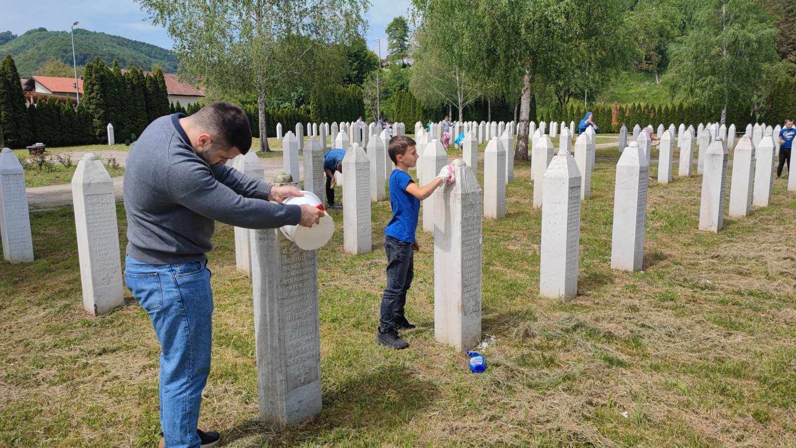 Program je započeo intoniranjem himne Bosne i Hercegovine, nakon čega su prisutni proučili Fatihu i odali počast nevinim žrtvama.