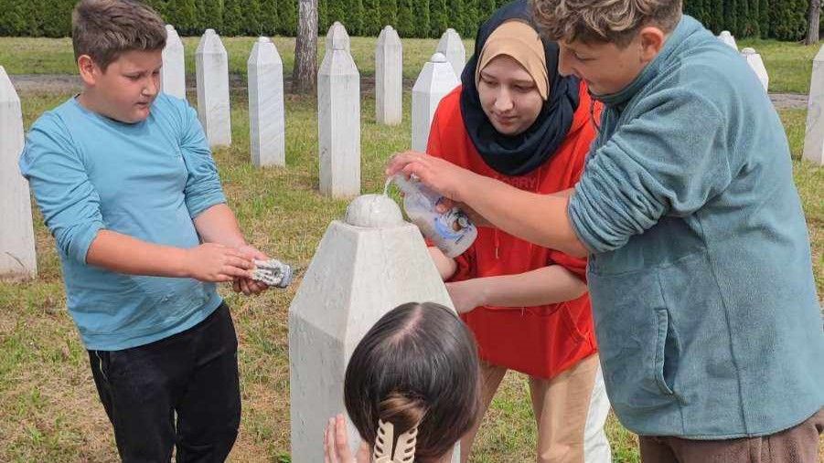Program je započeo intoniranjem himne Bosne i Hercegovine, nakon čega su prisutni proučili Fatihu i odali počast nevinim žrtvama.