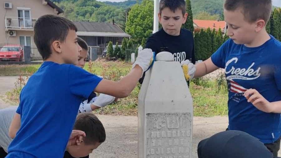 Bijeli nišani, mala ruka i velika tišina: Djeca Bratunca čuvaju istinu pred zaboravom