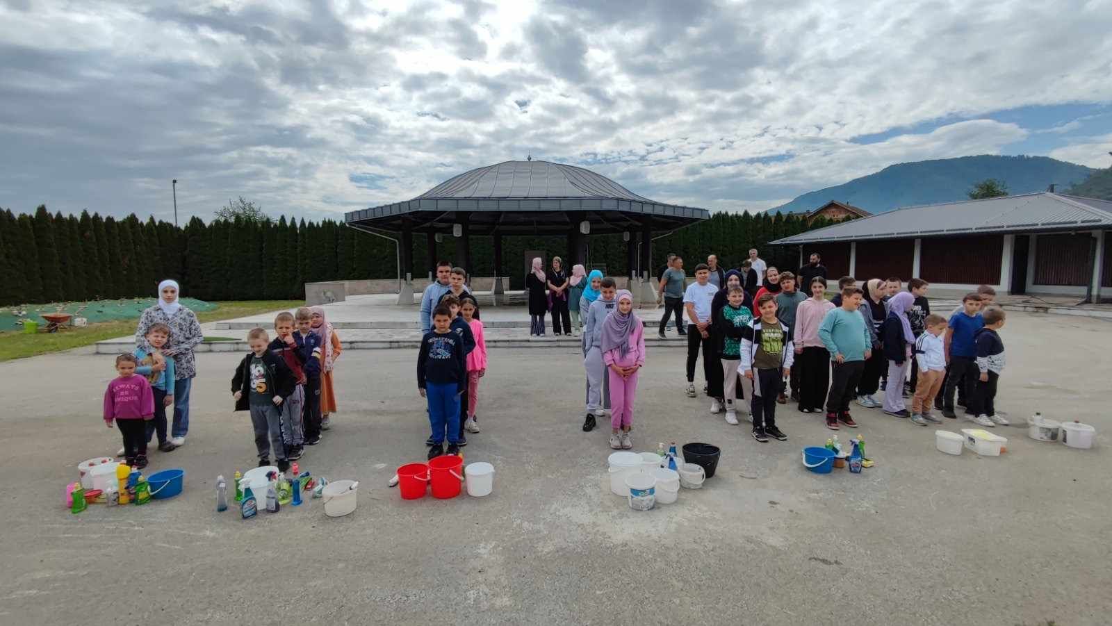 Bijeli nišani, mala ruka i velika tišina: Djeca Bratunca čuvaju istinu pred zaboravom