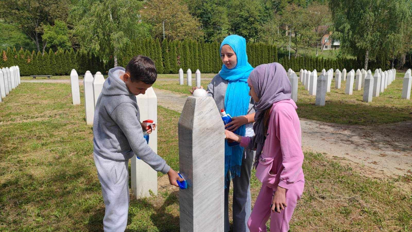 Program je započeo intoniranjem himne Bosne i Hercegovine, nakon čega su prisutni proučili Fatihu i odali počast nevinim žrtvama.