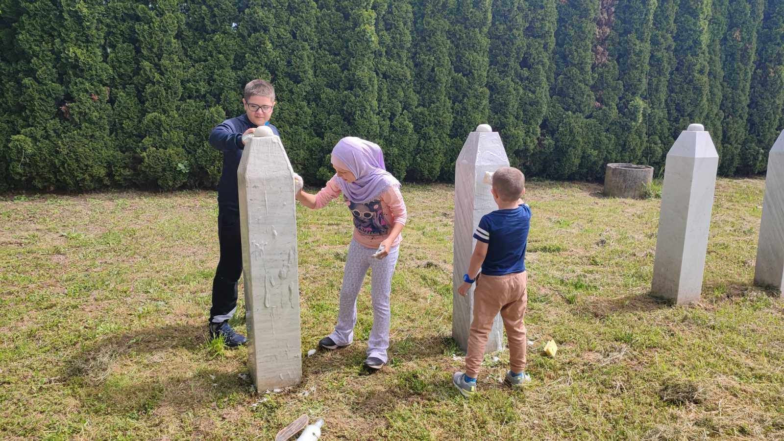 Program je započeo intoniranjem himne Bosne i Hercegovine, nakon čega su prisutni proučili Fatihu i odali počast nevinim žrtvama.