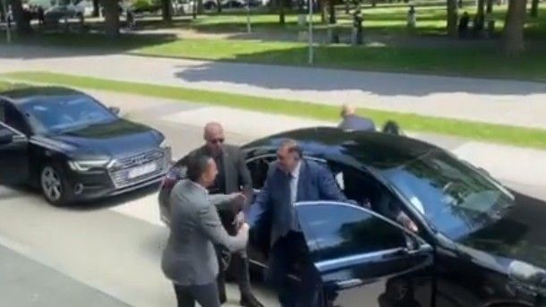 Na pitanje očekuje li da se na sastanku pojavi Dragan Čović, nije odgovorio