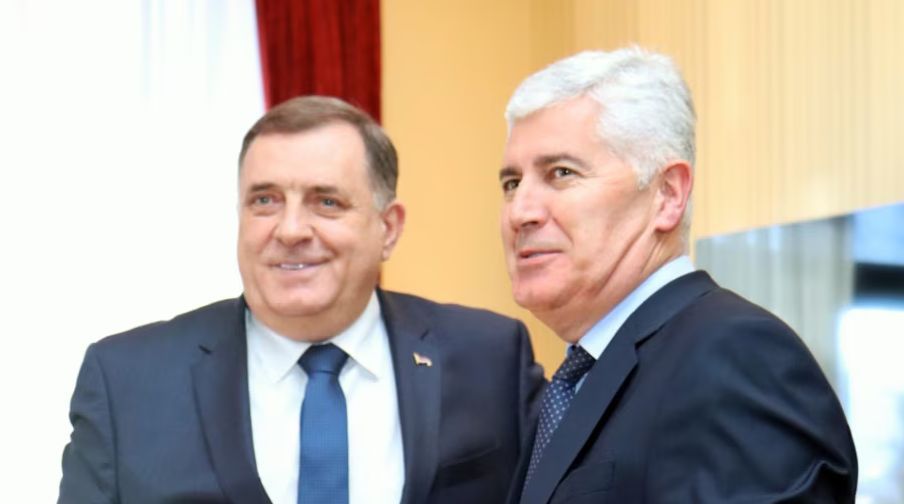 Autor teksta primjećuje kako dominacija uticaja iz Srbije ostaje izražena