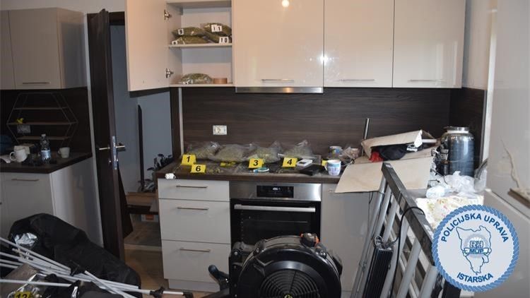 Policijski službenici su temeljem naloga nadležnog suda obavili pretragu kuće u mjestu Gamboci koju koristi 44-godišnjak