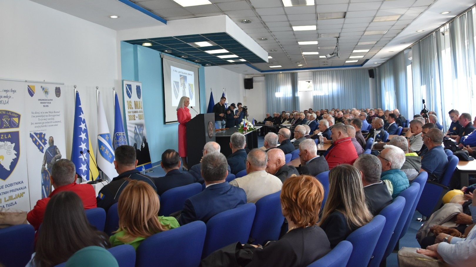 Posebno je istakao da jedinice koje su branile Tuzlu nisu branile samo ovaj grad, već su dale nemjerljiv doprinos u odbrani cijele države Bosne i Hercegovine